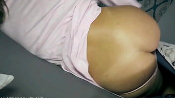 Berbagi Ranjang Dengan Ibu Tiriku Yang Menggoda