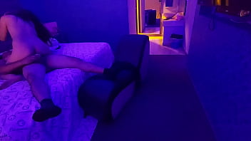 Ibu Tunggal Yang Haus Nafsu, Minta Ditusuk Dua Kontol Di Ranjang Motel Yang Basah. Bagian Kedua