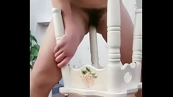 Gadis Tionghoa Mengangkangi Kaki Kursi Untuk Memuaskan Nafsunya