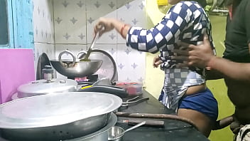 गांव से आई भोली नौकरानी को कुछ पता नहीं था, मालिक ने उसका बेजा फायदा उठाकर उसे चोद डाला