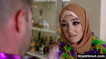 Gadis Muslimah Polos Mengulum Pacarnya Untuk Pertama Kali