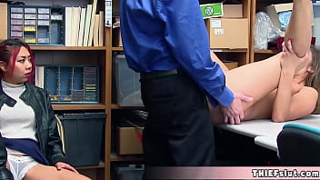 Gadis Cina Imut Dan Teman Pirangnya Ketahuan Mencuri