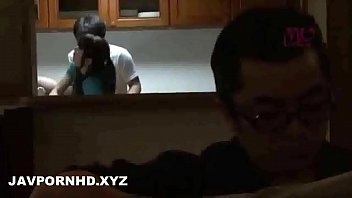 Anak Tiri Yang Sedang Bergairah Menggoda Ibu Tirinya Yang Cantik Di Belakang Ayah Tirinya
