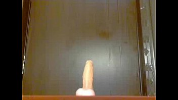Gadis Asia Manis Mainin Mainan Sambil Nunggang Di Kamera