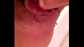 Istri Tionghoa Mengencingi Lubang Kencingnya Yang Basah