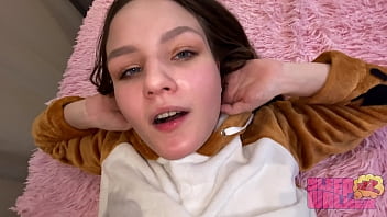 Kakak Tiri Terkejut Dan Tergoda Setiap Kali Melihat Kontol Gede Gue