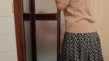 Aku Ketahuan Lagi Asyik Menonton Film Panas Ibu-ibu Seksi Kayak Mamaku, Dan Bibir Genit Itu Menggoda Untuk Kucium