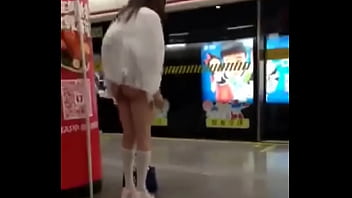 Gadis Asia Di China Cabut Pembalut Di Tempat Umum, Tampil Menggoda