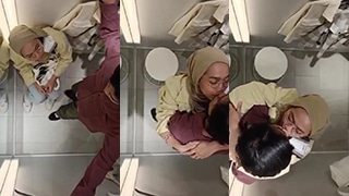 Ciuman Menggairahkan Dengan Pacar Berhijab Di Balik Pintu Kamar Ganti