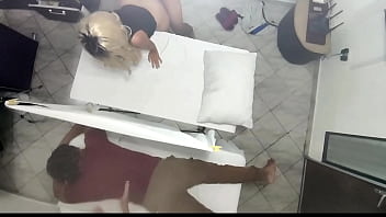 Pijat Pasangan Berujung Mesum, Istri Cantik Dihajar Masajis Di Depan Suami Yang Cuma Nonton Ntr Jav