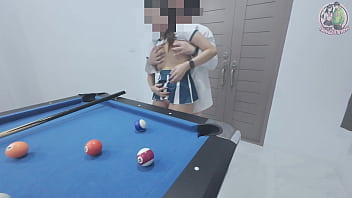 Gadis Thailand Naik Ke Meja Biliar… Lalu Diharduki Gila-gilaan! Suara Ranjangnya Bikin Gagal Fokus