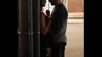 Menggoda Gadis Tionghoa Dengan Ciuman Liar Dan Gigitan Sensual Di Bibir