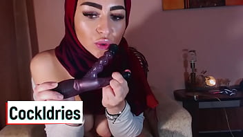 Gadis Berhijab Arab Yang Liar Mengisap Kontol