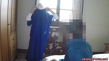 Gadis Arab Cantik Menghisap Kontolnya Demi Uang