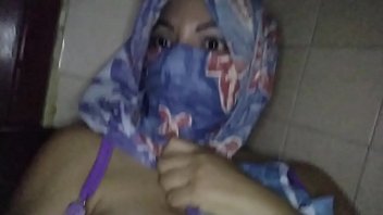 Arab Milf Berhijab Mengocok Memek Sendiri Saat Suami Di Kamar Lain, Mama Berjilbab Muncrat Basah