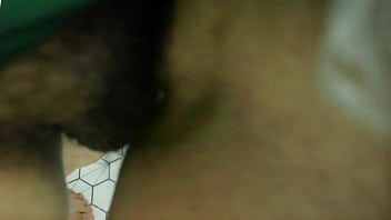 Mekarnya Bunga Di Kamar Mandi: Kisah Panas Pembantu Dan Majikan