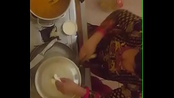 Tante Desi Yang Hot Memamerkan Belahan Dadanya Yang Menggoda