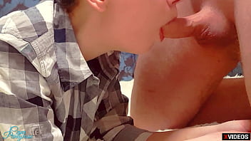 Gadis Manis Bergaun Stoking Mengisap Kontol Kakak Tirinya Saat Ortu Ada Di Rumah, Sampai Muncrat Di Celana Ketatnya