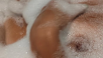 Adik Tiri Yang Seksi Dan Terbakar Matahari Di Kamar Mandi Usai Liburan Di Turki