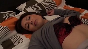 Ibu Tiri Jepang Yang Panas Menggoda Dan Memuaskan Anak Tirinya Yang Muda