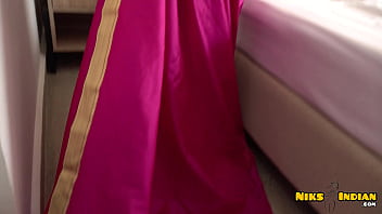 Istri Orang Melepas Sari Dan Rok Dalamnya, Lalu Meminta Pria Lain Memuaskan Kemaluannya