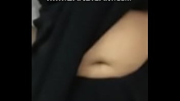 Lekuk Pusar Istri Desi Yang Dalam Dan Menggoda