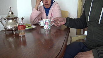 Ibu Tiri Arab Teler Dihujani Sperma Anak Tiri Yang Lagi Ngentot