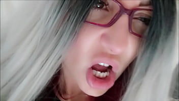 Anak Tiri, Jangan Terus-terusan Melototi Tubuhku Di Ranjang Ini