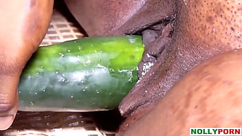 Ibu Rumah Tangga Menggoda Dirinya Dengan Mentimun Demi Setia Pada Kekasih