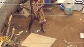 Desi Berdiri Kencing Dan Memancurkan Air Seni