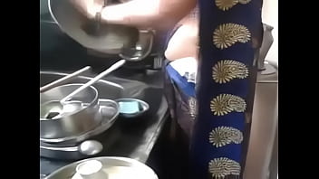 Bianglala Panas Desi India Aunty Kannada Dengan Pusar Seksi Dan Pinggul Menggoda