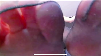 Nyonya Rusia Seksi Di Ruang Pribadi Memamerkan Kaki Mulusnya Dengan Stoking Menggoda