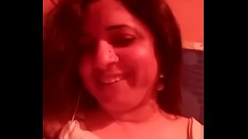 Gadis India Yang Menggoda Dengan Lekuk Tubuh Mempesona