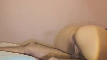 صوت الشرموطة يهيج وهي تتعرض للنيك في طيزها، اسمع كيف تئن النسوان الشعبية