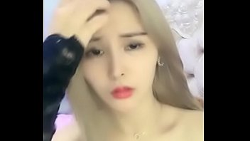 Gadis Cina Cantik Yoki Menggoda Mengocok Memek Merah Mudanya Dengan Dildo