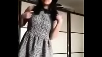 Gadis Tionghoa Menggoda Di Depan Kamera Dengan Gerakan Yang Menggairahkan