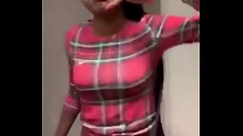 Gadis Asia Menggoyangkan Pantat Montoknya Yang Menggoda Sambil Live Di Instagram, Mengikuti Irama Lagu Barunya Dengan Gerakan Mulut Yang Memikat