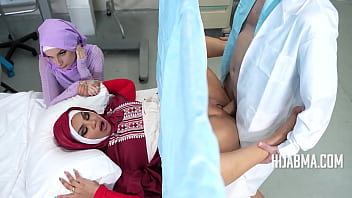 Istri Berhijab Mengizinkan Dokter Mengisi Rahimnya Dengan Benih