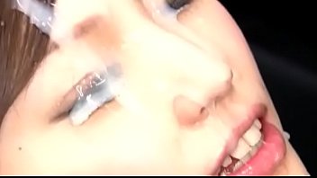 Wajah Cantik Dalam Gaun Kimono Yang Menggoda