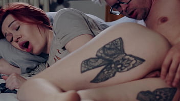 Ibu Tiri Berambut Merah Dihardiki Dan Diteriaki Saat Memeknya Dihajar Kencang