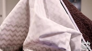 Ibu Tiri Kesepian Menginginkan Batang Muda Yang Keras