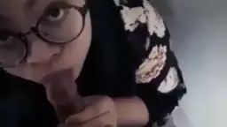 Gadis Berjilbab Tunduk Mengulum Di Kamar Mandi Mal