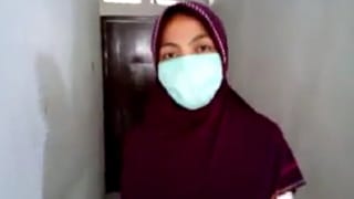 Masturbasi Dengan Jilboobs Dan Masker Yang Menggoda