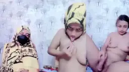Pamer Tubuh Telanjang Menggoda Di Balik Jilbab Kuning