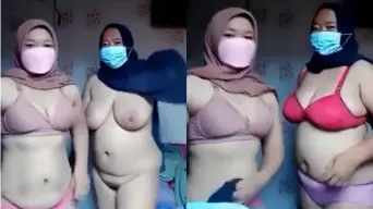 Pasangan Tante Berhijab Telanjang Dada Montok Menggoda
