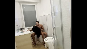 Ibu Temanku Membantuku Mengeluarkan Air Panas Yang Menggoda